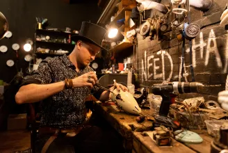 „Nem csak az a cél, hogy hobbizgassunk” – Megnéztük a frissen megnyitott kolozsvári steampunk-múzeumot