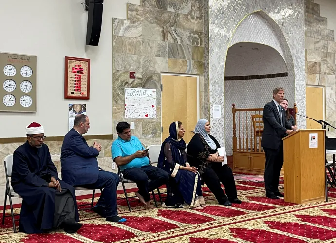 Tim Keller, Albuquerque polgármestere beszél az Új-Mexikói Iszlám Központ mecsetjénél tartott vallásközi megemlékezésen – Fotó: Andrew Hay / Reuters