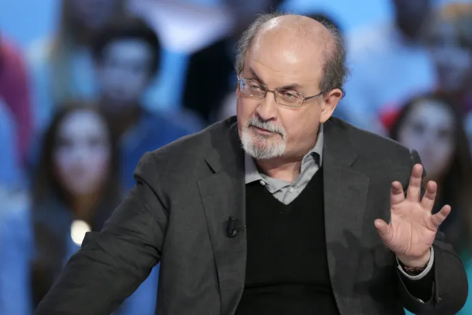 Lélegeztetőgépen tartják a nyakon szúrt Salman Rushdie-t