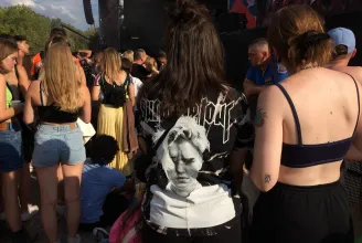 Már az első sorokban tombolnak az igazán elkötelezett Justin Bieber-fanok a Szigeten