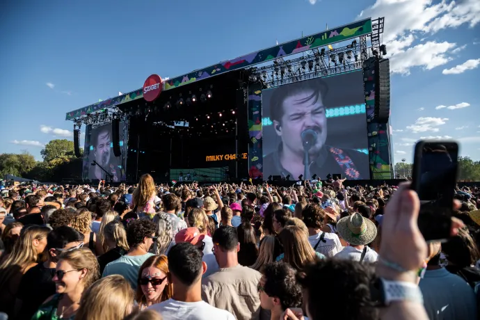 Reklamálnak az újpesti polgármesternél, mert olyan halk a Sziget, hogy nem hallani az erkélyről