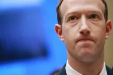 Bekapcsolták a Facebook beszélgető robotját, és azóta Mark Zuckerberget gyalázza