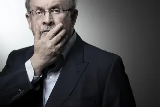 Gyilkossági kísérlet miatt emeltek vádat Salman Rushdie támadója ellen