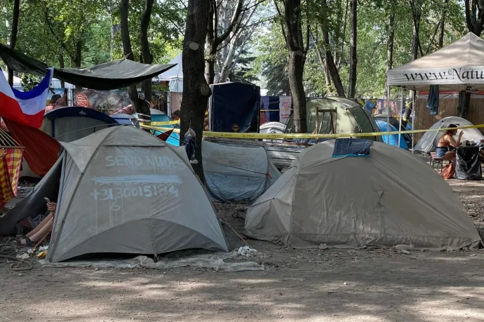 Fuldokolnak a portól a Sziget-lakók