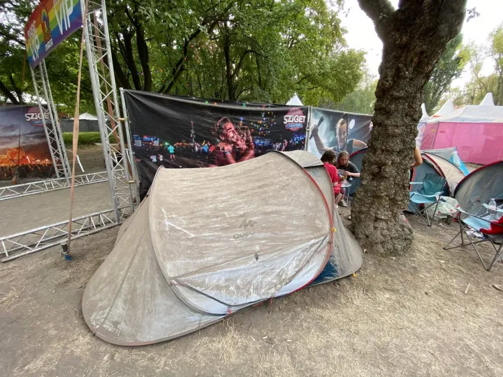 Az egyik leghomokosabb sátor, amit találtunk és egy, a por ellen sállal védekező lány – Fotó: Előd Fruzsina / Telex