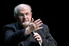 Levették a lélegeztetőgépről, és újra tud beszélni Salman Rushdie