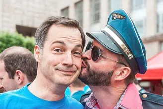 A belga miniszterelnök egy férfipuszival kívánt boldog Pride-ot