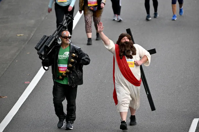 A Terminátor filmfőszereplőjének, Arnold Schwarzeneggernek és egy keresztet viselő Jézus Krisztusnak öltözött résztvevő is felbukkant a futók között az évente megrendezett City2Surf futáson Sydneyben 2022. augusztus 14-én – Fotó: Saeed Khan / AFP