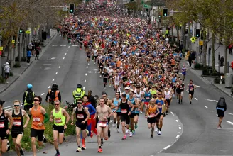 Több mint 60 ezer résztvevővel indult újra a City2Surf futóverseny Sydneyben