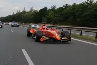 Megint felbukkant a cseh autópályák réme, az F1-es Ferrarinak látszó versenyautó