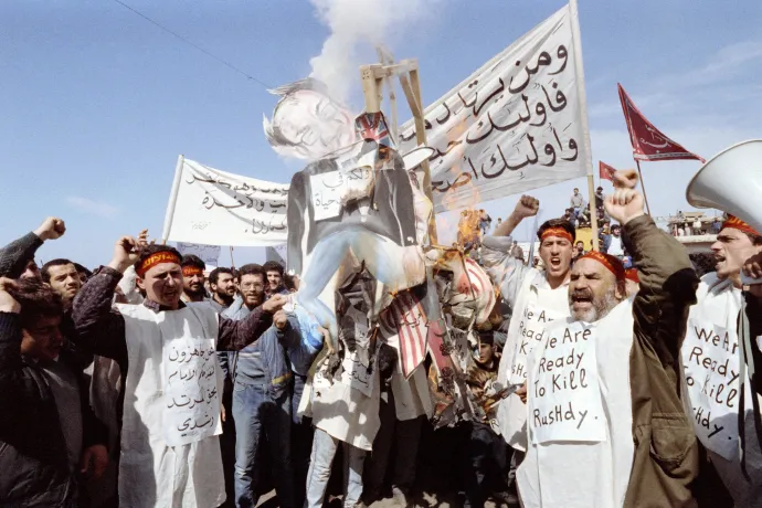 Az 1989. február 26-án az Irán-barát Hezbollah fundamentalistái elégetik Salman Rushdie képmását, akit istenkáromlással vádolnak a "Sátáni versek" című könyve miatt – Fotó: Nabil Ismail / AFP