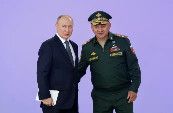 Vlagyimir Putyin orosz elnök és Szergej Sojgu orosz védelmi miniszter az Army-2022 nemzetközi haditechnikai kiállítás megnyitó ünnepségén a moszkvai Patriot kongresszusi és kiállítási központban 2022. augusztus 15-én -Fotó: Maxim Shemetov / Reuters