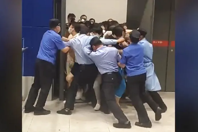 Kiabálva, lökdösve menekültek az emberek egy sanghaji IKEA-ból, miután Covid-gyanú miatt elrendelték az épület lezárását