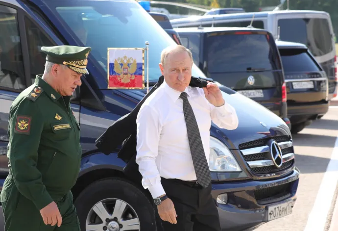 Szergej Sojgu és Vlagyimir Putyin érkezik a konferenciára 2022. augusztus 15-én – Fotó: Mikhail Klimentyev / Sputnik / AFP