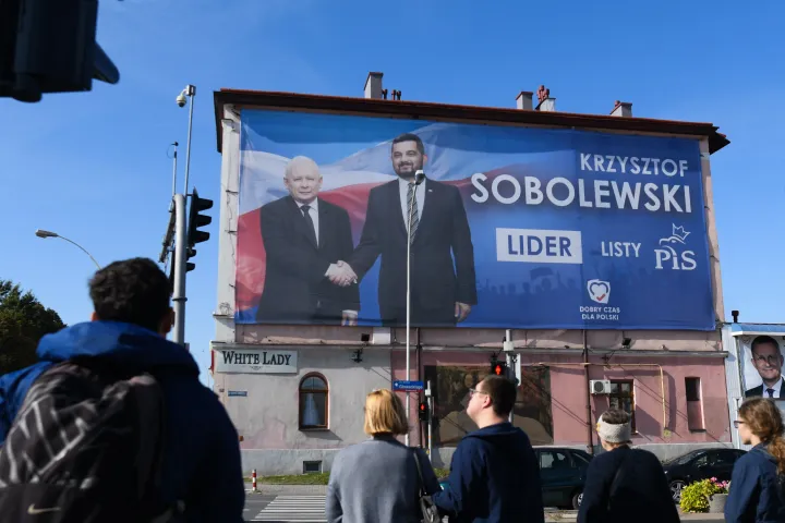 Krzysztof Sobolewski és Jarosław Kaczyński egy választási plakáton – Fotó: Artur Widak / NurPhoto / AFP