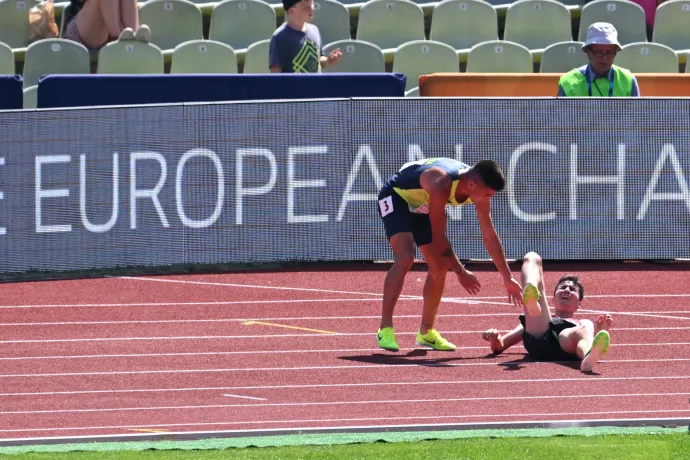 Felállva tapsolták meg a visszaforduló, sérült társát segítő futót az Eb-n