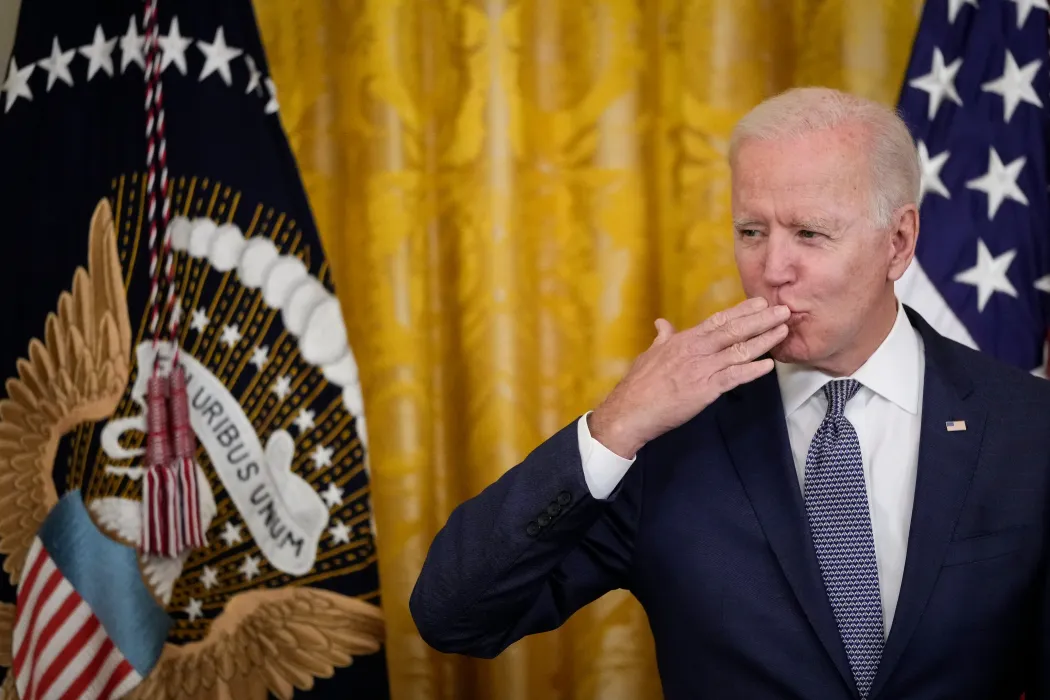 Fact-check: Biden nem csókolta meg Zelenszkijt