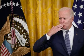 Fact-check: Biden nem csókolta meg Zelenszkijt