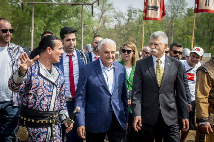 Kövér László, az Országgyûlés elnöke, Binali Yildirim volt török kormányfõ és Biró András Zsolt, a Magyar Turán Alapítvány elnöke a 2022-es Kurultájon. MTI/Ujvári Sándor