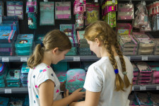 Őrült verseny folyik az elsősökért a hipermarketek között