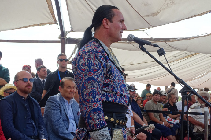 Balról ülnek: Bilal Erdogan (Erdogan török elnök fia), a mikrofonnál Bíró András Zsolt, a Magyar-Turán Közalapítvány vezetője, a Kurultáj főszervezője