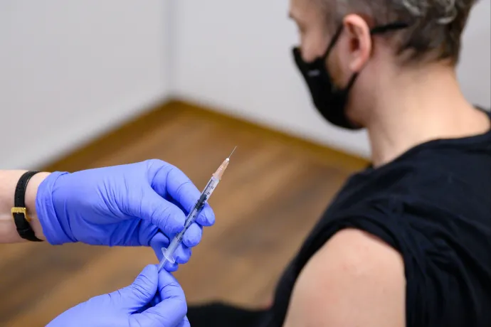Rövidesen elfogynak a Moderna-vakcinák, megérkeztek a heti járványadatok