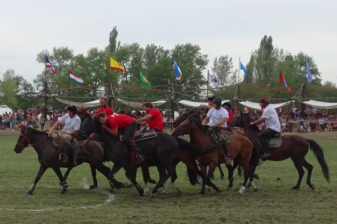 A sport, ahol izzadó férfiak lovagolnak a pályán egy döglött kecskéért