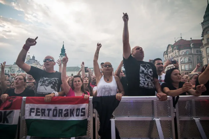 Kapcsolt áruk: a magyar popzene egy részével együtt a populista üzeneteket is megkapjuk