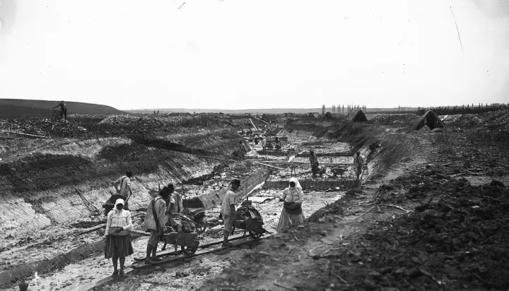 A Sió csatorna szabályozásának kezdete 1892-ben – Fotó: Magyar Műszaki és Közlekedési Múzeum / BAHART Archívum / Fortepan