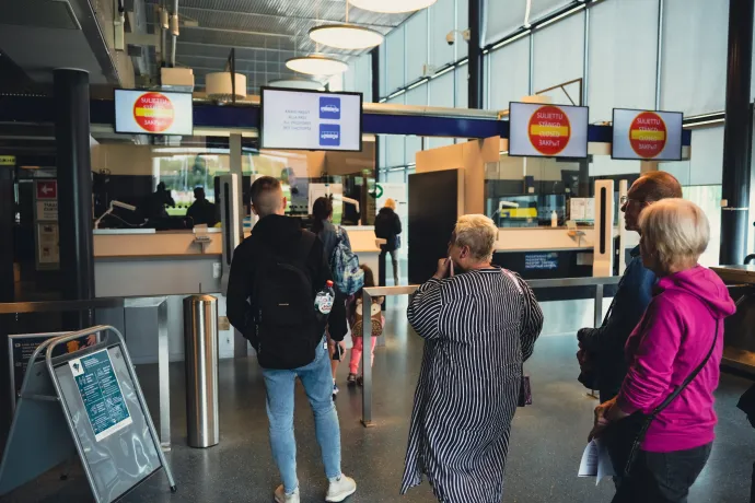 Orosz turisták vízumát ellenőrzik Nuijamaa finn határvárosban – Fotó: Alessandro Rampazzo / AFP 