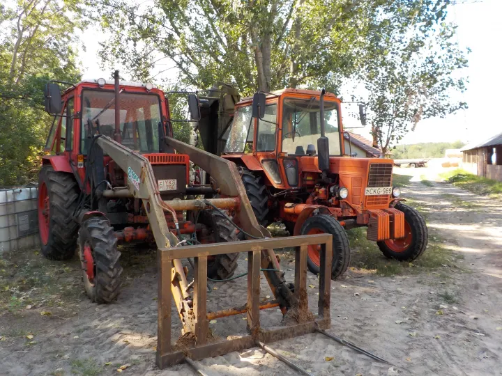 A képen balra lévő traktort 1981-ben gyártották, de még bírja a napi munkát. Fotó: Móra Ferenc Sándor / Telex 