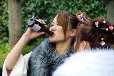 Japán arra ösztönzi a fiataljait, hogy igyanak több alkoholt a gazdaság fellendítése érdekében