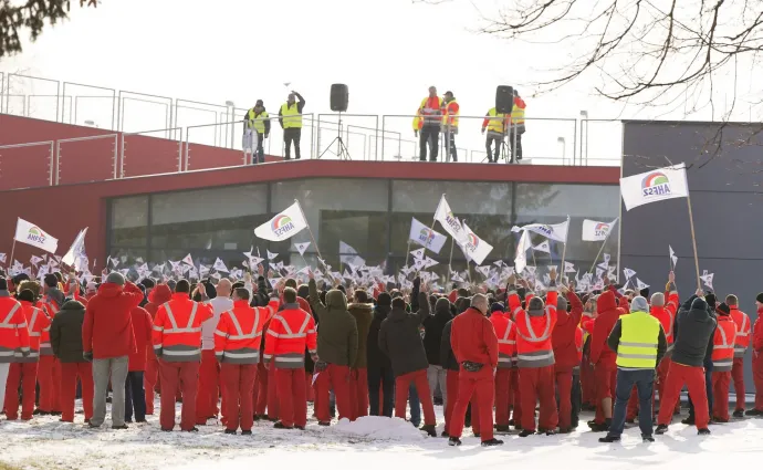 Dolgozók az Audi Hungária Független Szakszervezet (AHFSZ) által meghirdetett egyhetes sztrájk megkezdésén a győri Audi Hungaria Zrt. gyárudvarán 2019. január 24-én – Fotó: Krizsán Csaba / MTI
