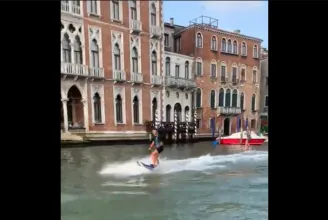 Két turista úgy gondolta, jó ötlet szörfölgetni egyet a velencei Canal Grandén