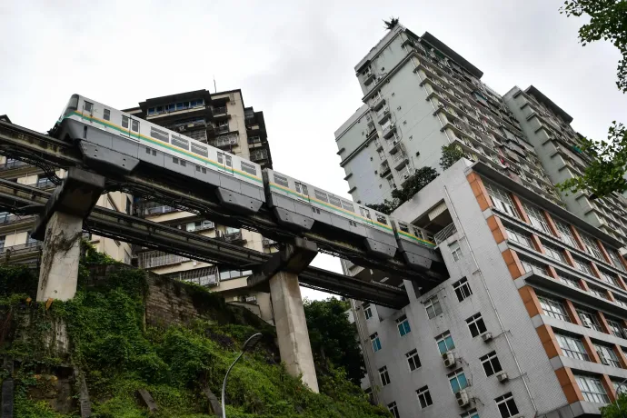 A vonat, ami egy 19 emeletes lakóépületen zakatol át Kínában