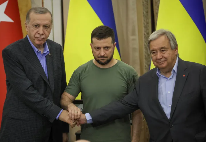 Recep Tayyip Erdogan, Volodimir Zelenszkij és António Guterres kézfogása a lvivi találkozón – Fotó: Gleb Garanich / Reuters