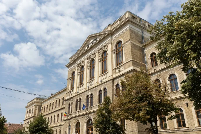 A Babeș-Bolyai Tudományegyetem főépülete és az újkollégium feltárt alapjai – Fotó: Tóth Helga / Transtelex