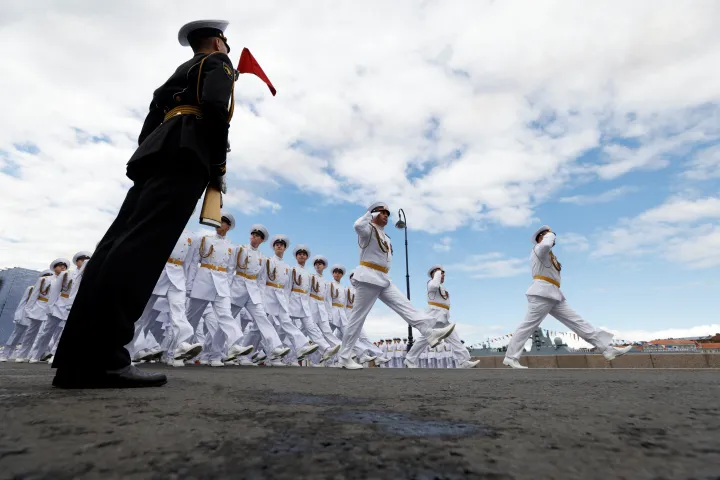 Orosz tengerészek vonulnak a haditengerészet napja alkalmából rendezett parádén Szentpéterváron 2022. július 31-én – Fotó: Maxim Shemetov / Reuters