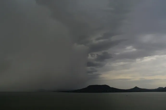 Megérkezett a vihar a Balatonhoz, villám csapott egy házba Várpalotán