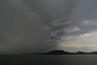 Megérkezett a vihar a Balatonhoz, villám csapott egy házba Várpalotán