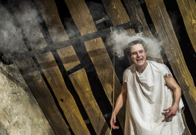 A kormány tényleg levette a kezét a független társulatokról