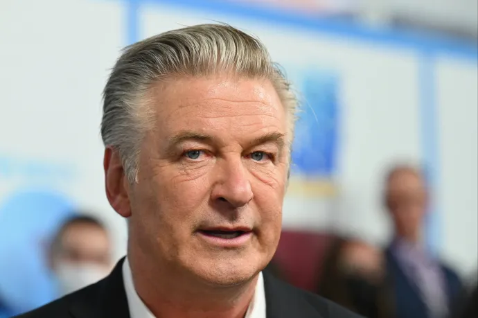 Alec Baldwin szerint a rendezőasszisztens és a fegyverkezelő felelős a tragédiáért