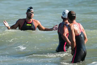 Káoszba fulladt a nyíltvízi úszók 25 kilométeres versenye a római Eb-n