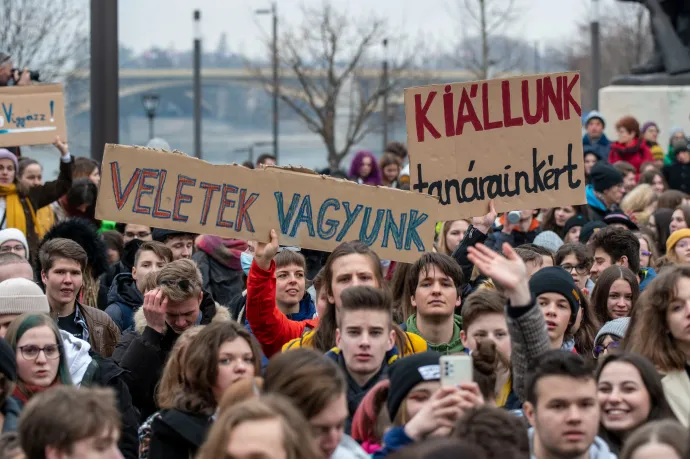 Tanévnyitó tüntetést szerveznek diákok a Bazilika elé