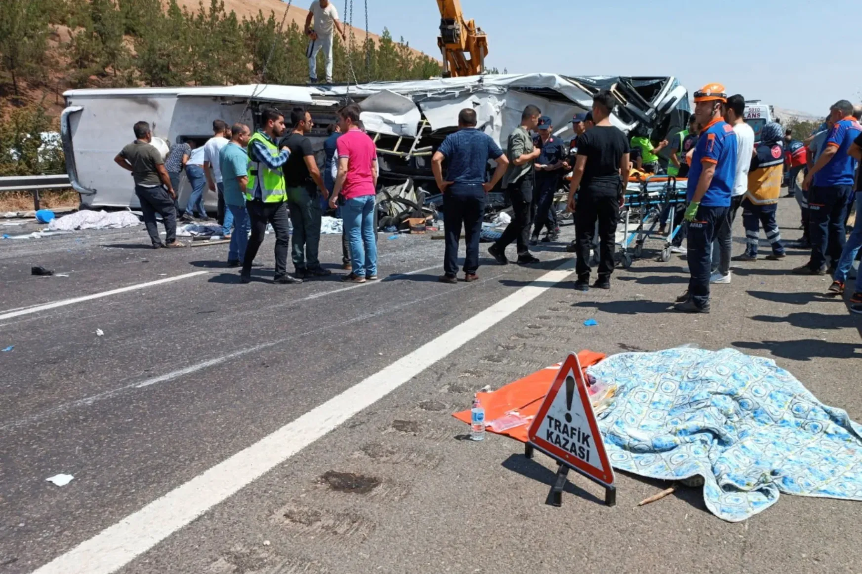 Balesetnél mentő tömegbe rohant busz és teherautó Törökországban, 35 halott és 57 sérült