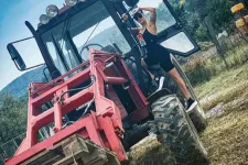 Tóth Gabi beült egy traktorba