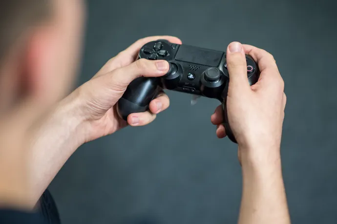 Kilencmillió felhasználó nevében, 2,39 billió forintnyi összegre perlik a Playstationt