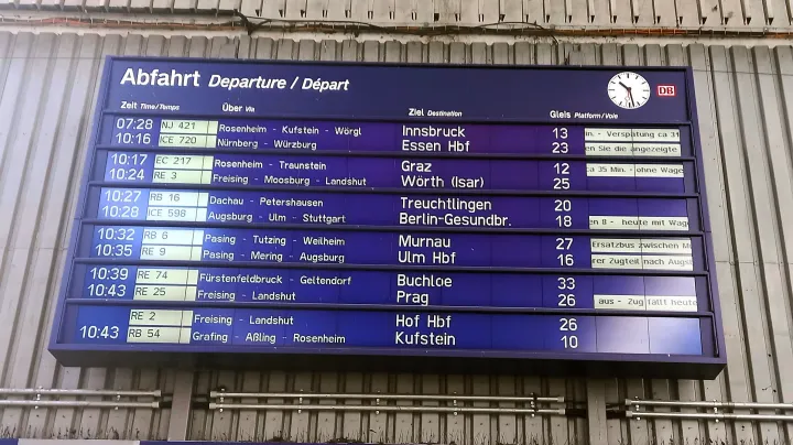 Egy átlagos német pályaudvari kijelző, amelyen a vonatok többsége késik – Fotó: Weiler Vilmos / Telex