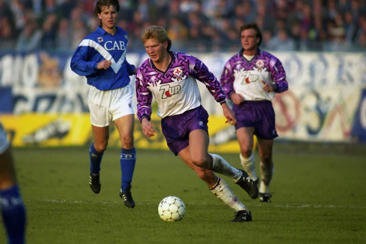 Stefan Effenberg a labdával a Brescia–Fiorentina olasz bajnokin 1992. november 22-én – Fotó: Neal Simpson / EMPICS Sport / Getty Images