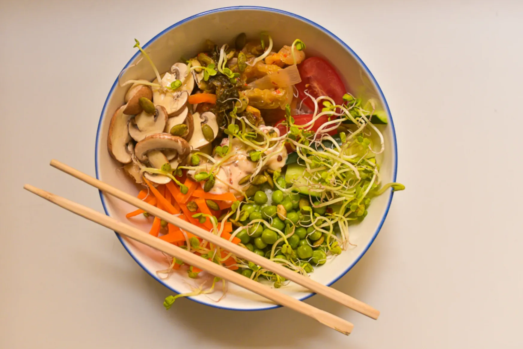 Poké bowl: miért esznek emberek hideg rizsmaradékokat nyers hallal, aranyáron?